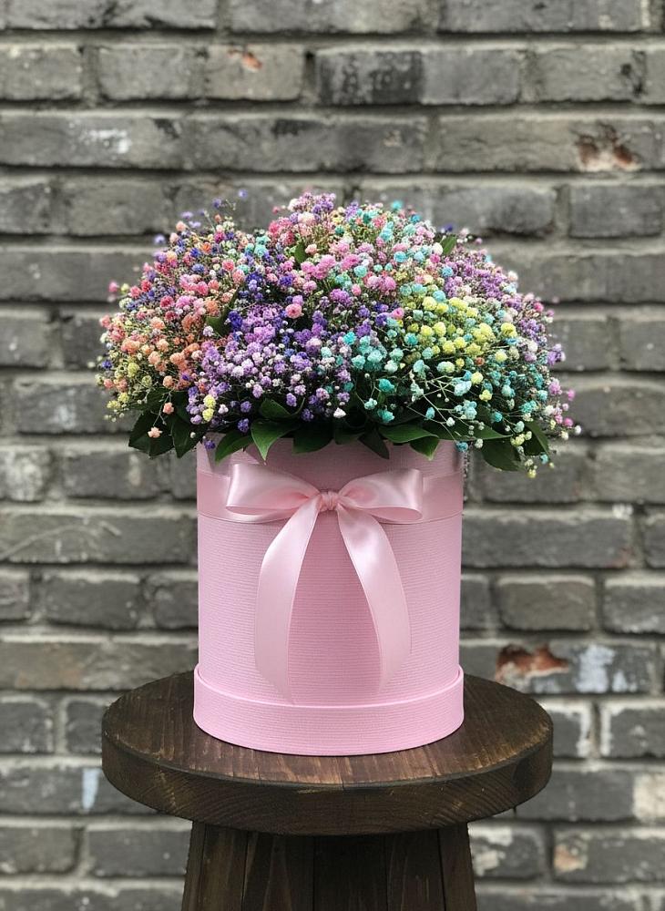 Цветочная композиция из Гипсофила и Розы в шляпной коробке в Октябрьский Иркутской области