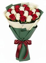 Букет Микс из красных и белых роз в Октябрьский Иркутской области