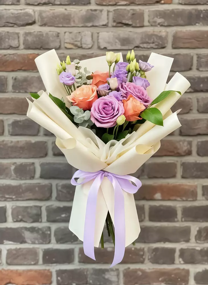 Букет цветов из: Лизиантусы и Розы в Октябрьский Иркутской области