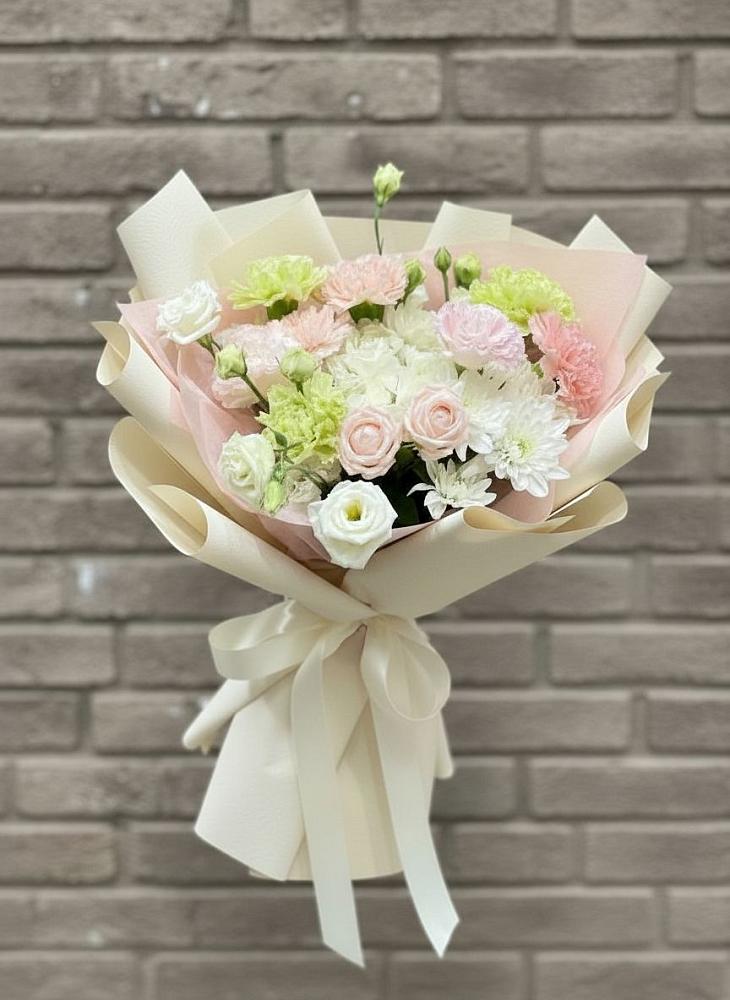 Букет цветов из: Гвоздики, Розы, Лизиантусы и Хризантемы в Октябрьский Иркутской области