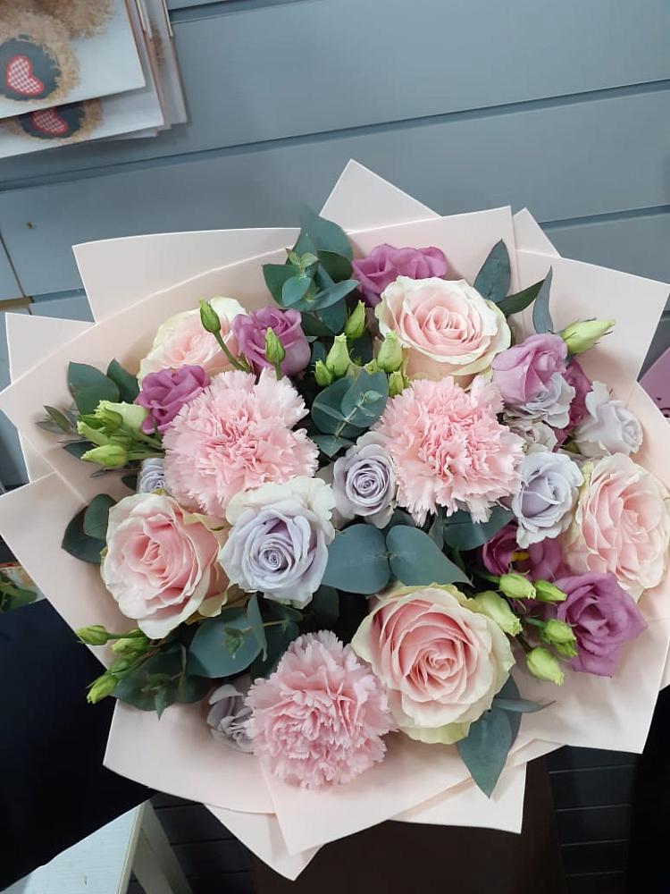 Букет цветов из: Розы, Гвоздики и Лизиантусы в Октябрьский Иркутской области